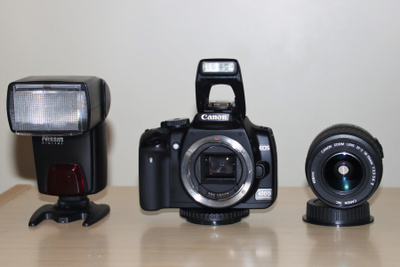 Canon EOS 400D, EF-S 18-55mm, Nissin salama, laukku ym