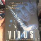 Virus (1998) Jamie Lee Curtis - pikkukuva 2