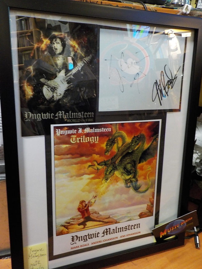YNGWIE MALMSTEEN TAULU KAHDELLA NIMMARILLA