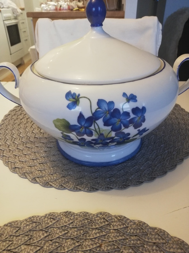 Upea, käsinmaalattu liemikulho, vet.n. 2.3l