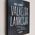 Anne Leinonen : Valkeita lankoja : tarinoita toisista tod... - pikkukuva 1