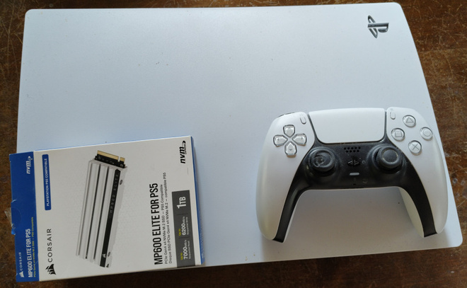 PS5 konsoli (levyasemalla) + 1TB SSD (asennettuna)