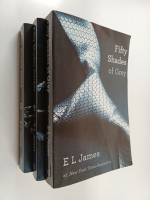 E. L. James : Fifty Shades 1-3 : Fifty shades of Grey ; F...