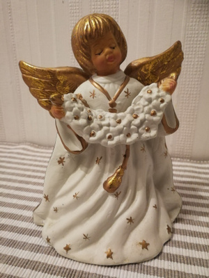 Luuttua soittava enkeli figuuri