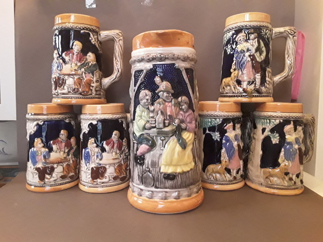 Majolika Kolpakko / tuoppi x 6 . Ja Iso kannu