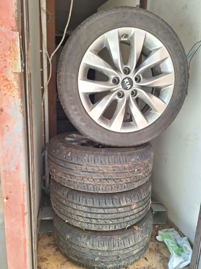 215/55/17 Renkaat 5X114,3 Alumiinivanteilla