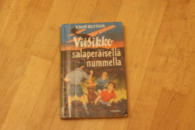 Enid Blyton Viisikko salaperäisellä nummella D1