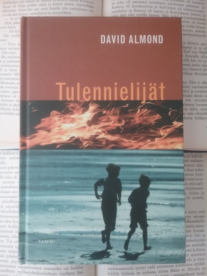 David Almond - Tulennielijät (sid.)