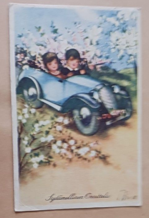 Pikkupariskunta autoilee onnittelemaan kukkakeossa, p. 1932