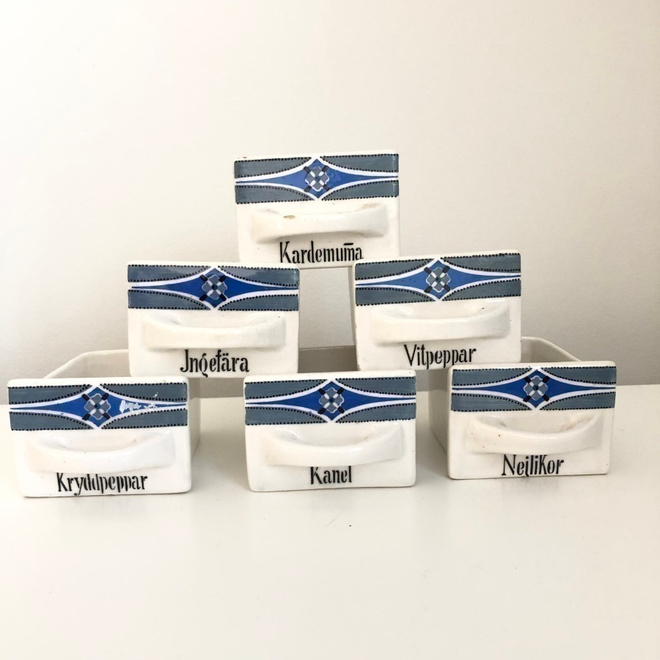 Vanhoja keraamisia maustehyllyn purkkeja ( 6kpl )