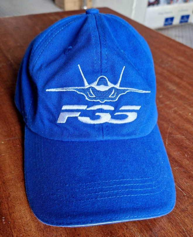 F-35 hävittäjä lentokone lippis Suomen lipulla.