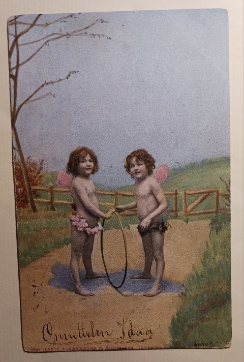 Kaksi amoriinia leikkivät vanteella, p. 1905