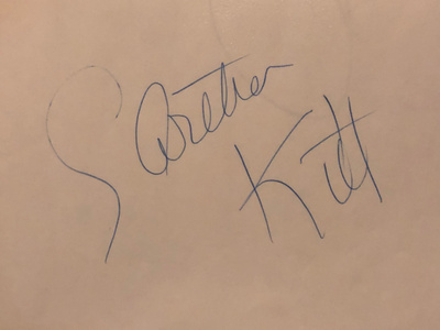 Eartha Kitt nimikirjoitus paperilla