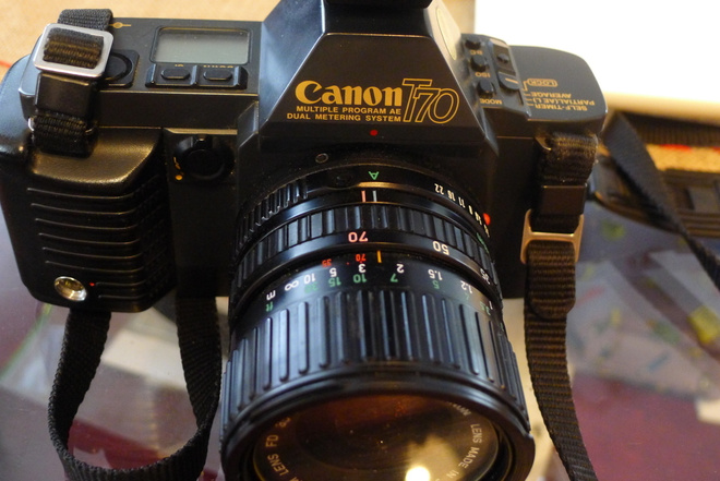 Canon T70 järjestelmäkamera