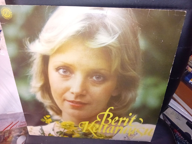 LP Berit : Keltaruusu ( SIS POSTIKULU )