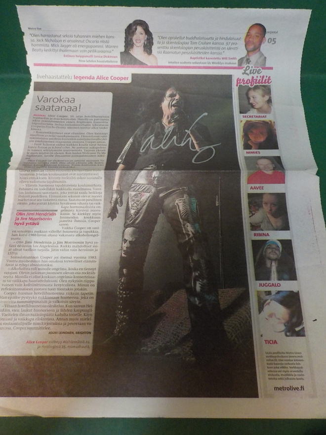ALICE COOPER NIMIKIRJOITUS SANOMALEHTILEIKKEESSÄ