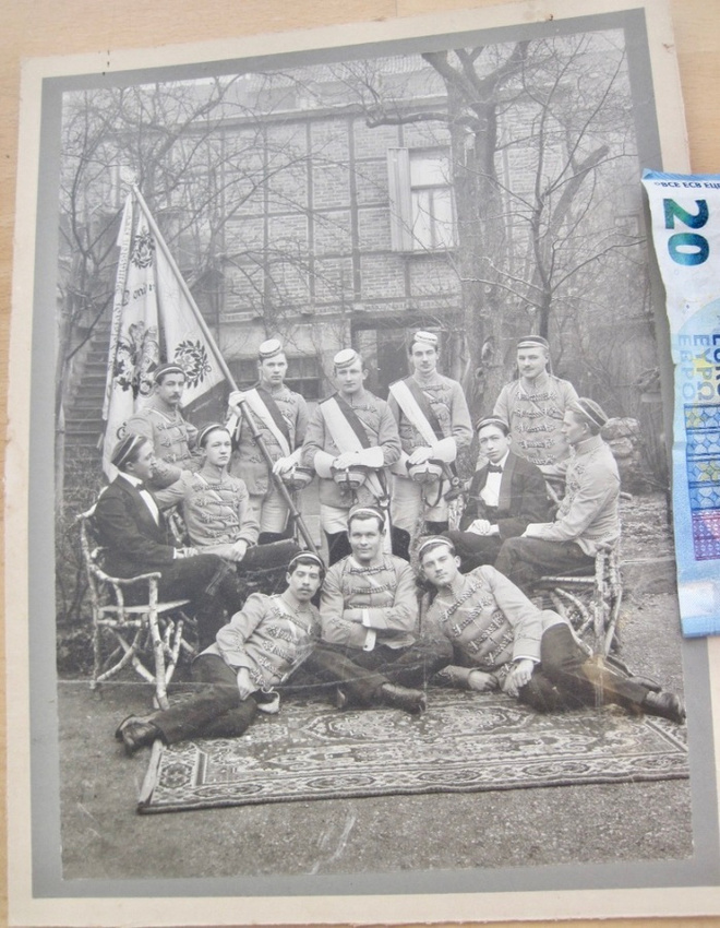 Valokuva Ylioppilaat UPEA Asu Lippu Miekka Pahvitausta 1900-
