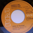 MIDDLE OF THE ROAD :: TWEEDLE DEE TWIDDLE DUM : VINYYLI 7" - pikkukuva 2