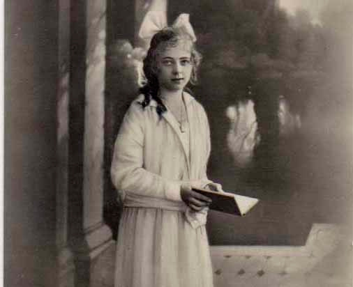 KONFIRMAATIO / Valkomekkoinen tyttö kirja kädessä. 1920-l.