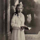 KONFIRMAATIO / Valkomekkoinen tyttö kirja kädessä. 1920-l. - pikkukuva 1