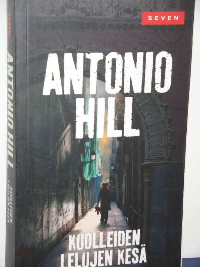 Antonio Hill : KUOLLEIDEN LELUJEN KESÄ