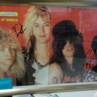 GUNS N ROSES TAULU KAHDELLA NIMMARILLA SLASH + DUFF /w) - pikkukuva 1