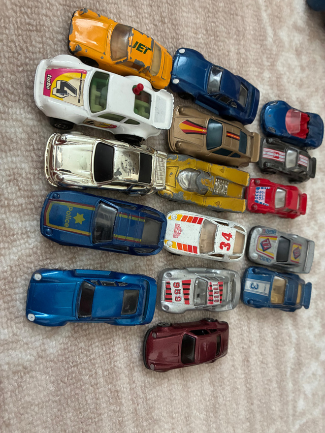 Porsche pikkuautokokoelma 16kpl 1/64 pienoismalli