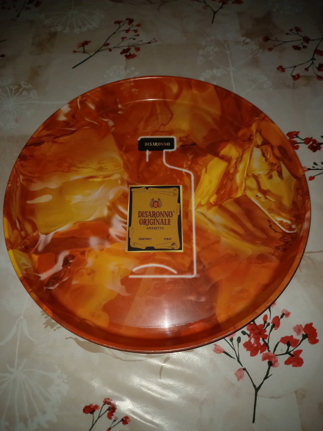 Amaretto likööri peltitarjotin