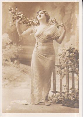 Nainen, The Flower Girl  c. 1920  e57