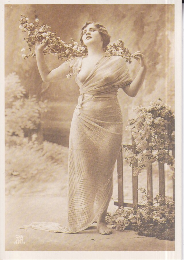 Nainen, The Flower Girl  c. 1920  e57