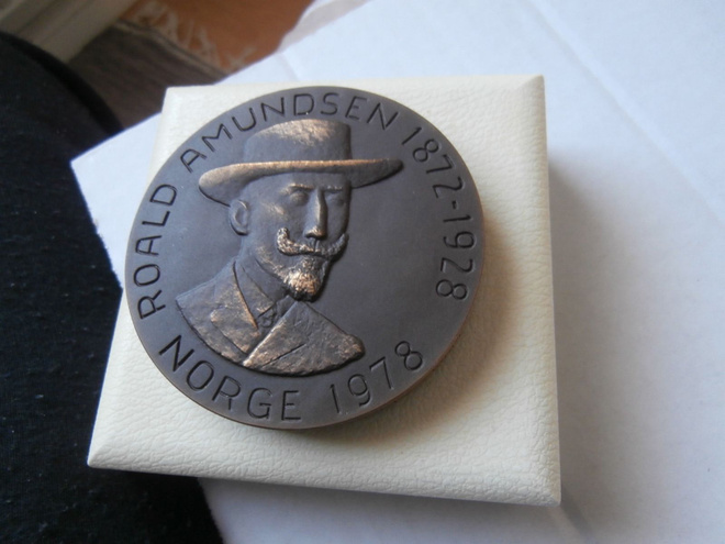 Roald Amundsen Pronssia Taidemitalli + Kotelo