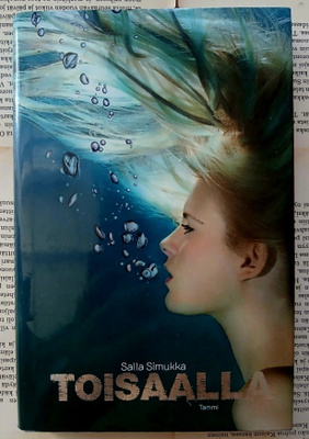 Salla Simukka - Toisaalla (sid.)