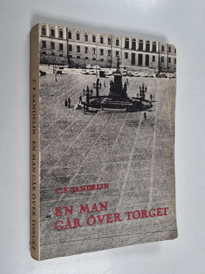 Carl Fredrik Sandelin : En man går över torget