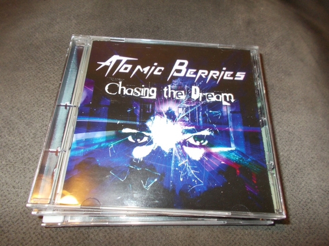 CD ATOMIC BERRIES ** CHASING THE DREAM **