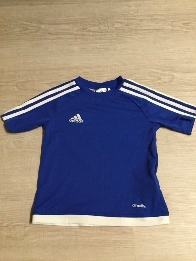 Sininen Adidas T-paita koossa 116cm