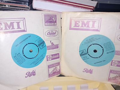 2 kpl 7"single Hootenanny Trio ( SIS POSTIKULU )