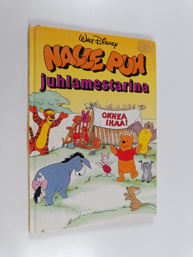 Walt Disney : Nalle Puh juhlamestarina : Disneyn satuluke...
