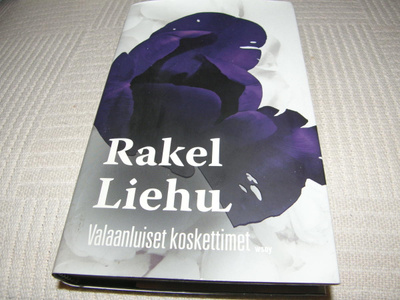 Rakel Liehu Valaanluiset koskettimet -sid