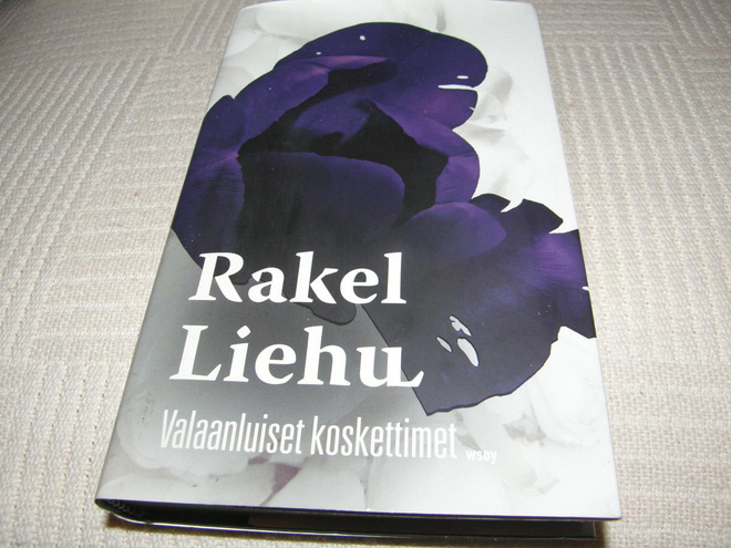 Rakel Liehu Valaanluiset koskettimet  -sid