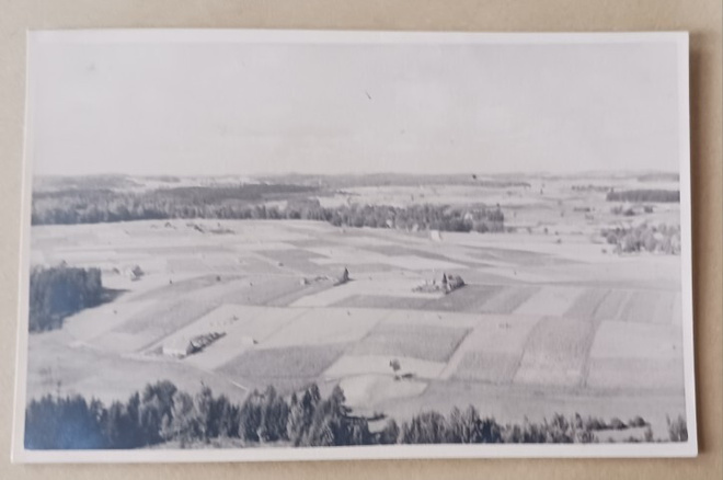 Otepää, kirkko lakeuden keskellä, viljelyksiä, mv pk k. 1935
