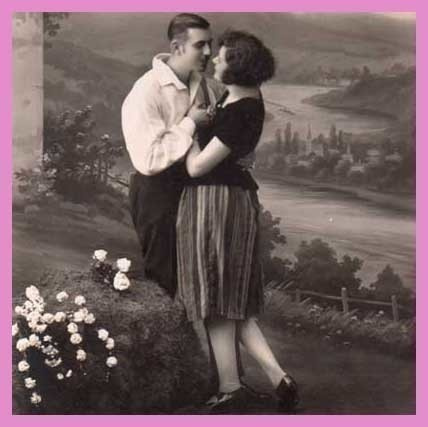 RAKKAUS / Raitahameinen tyttö ja mies kukkulalla. 1920-l.