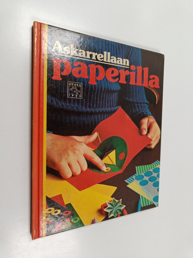 Carol (piirrokset) Lawson : Askarrellaan paperilla