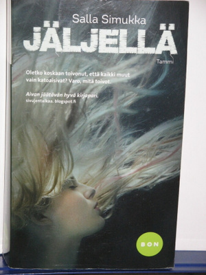 Salla Simukka : Jäljellä  Toisaalla