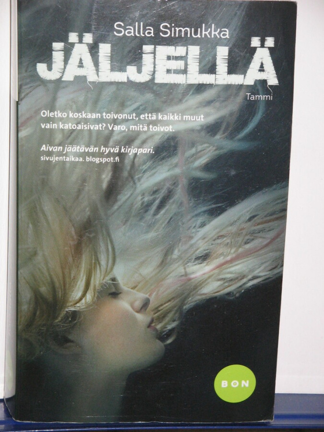 Salla Simukka : Jäljellä  Toisaalla