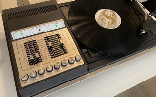 Radiotehnika 103 levysoitin / vahvistin.