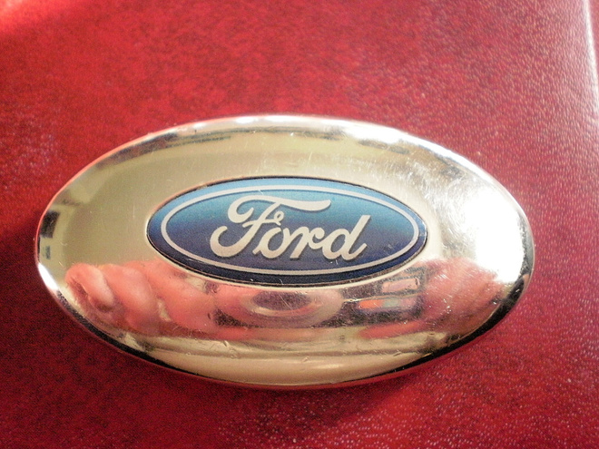 FORD merkki metallia paino 76g.