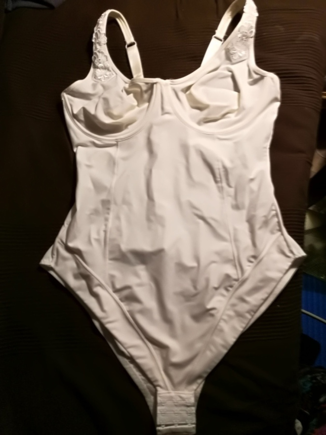Chicca-Alusasu body rintakaarilla L (95C ) valkoinen