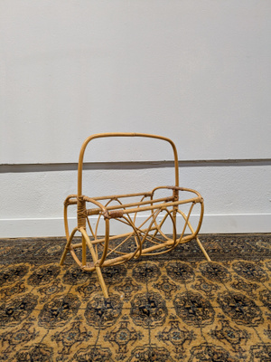 Vintage rottinkinen lehtiteline
