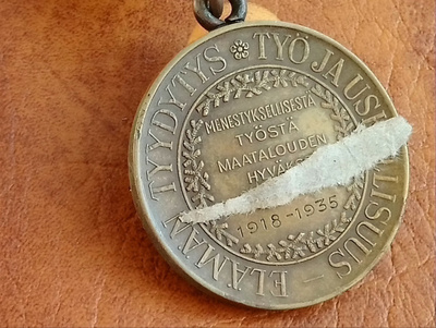 Maatalous pronssinen, kaiverruksella 1918-1935
