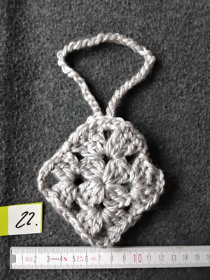 Alina´s Handmade virkattu avaimenperä airpodin suojakoteloon